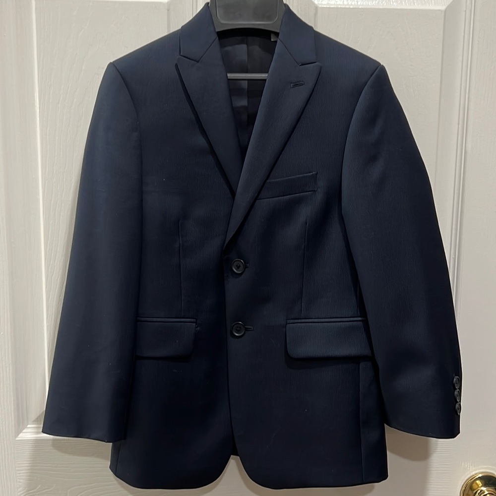 DKNY Boys navy suit. 8R. Beautiful quality.